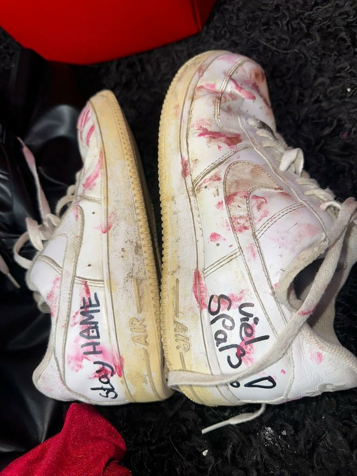 Dreckige versaute sneaker angespuckt und mit Lippenstift verziert