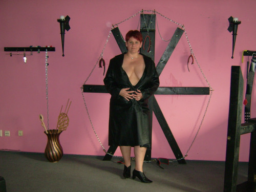 Anna in devoten Posen...