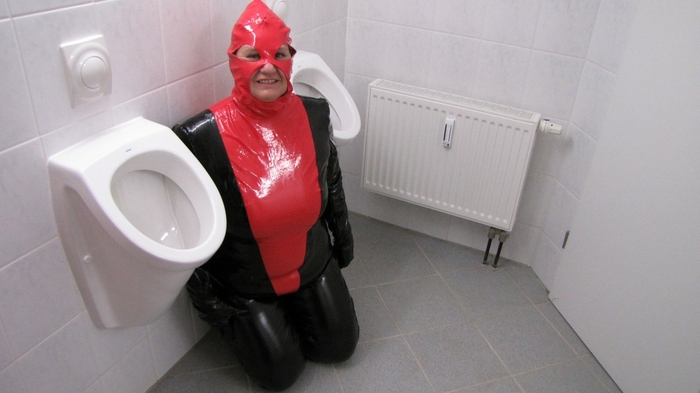 Anna als Toilette in Latex......