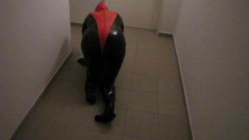 Petplay im Latexanzug......