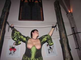 Ich pose im grünen, brustfreien Kleid