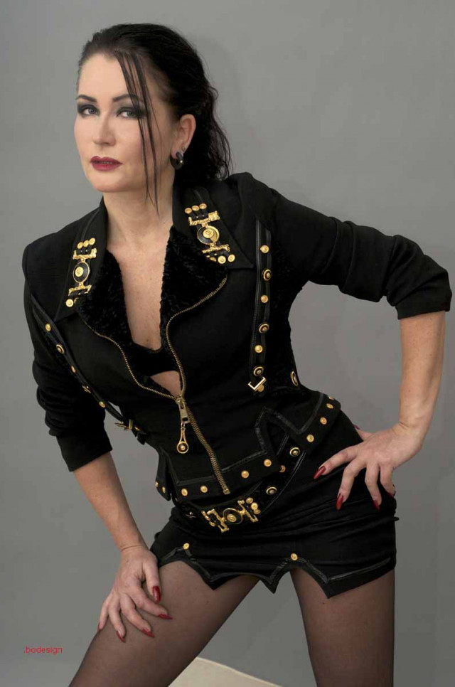 Sexy Outfit mit lackschwarzer Gitarre