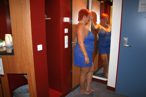 Posing in Blau......