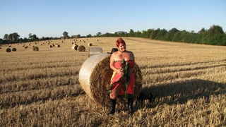 Anna  am Strohballen......