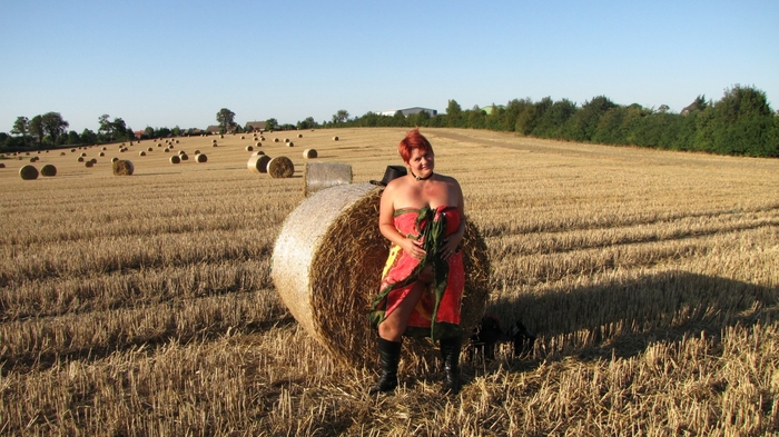 Anna **** am Strohballen......