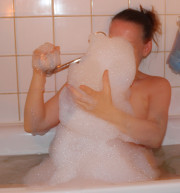 Pipi.. Mal in der Wanne schön laufen lassen )