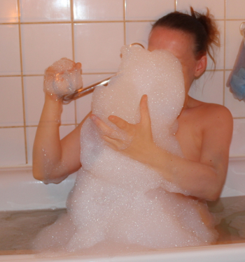 Pipi.. Mal in der Wanne schn laufen lassen )