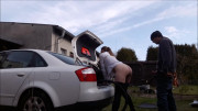 kurzer Quickie ao beim Auto aussaugen