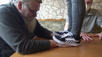 Gnadenloses Handtrampling
