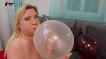 Sexy Luftballon Crushing in scharfen Dessous